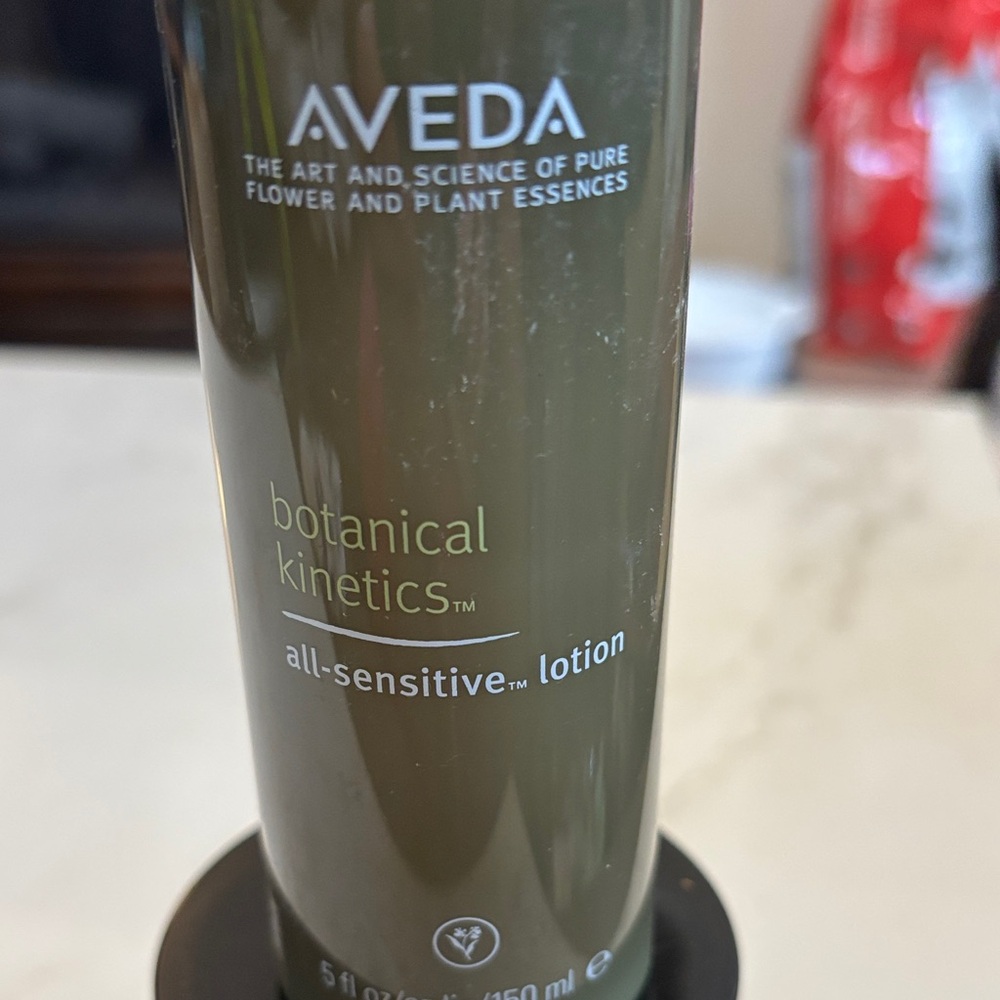 AVEDA Botanical Kinetics All-Sensitive Lotion in Olive Green